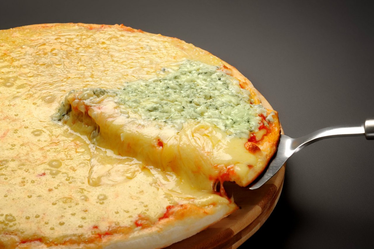 Легкий и оригинальный рецепт соуса для пиццы “4 сыра” без томатных .