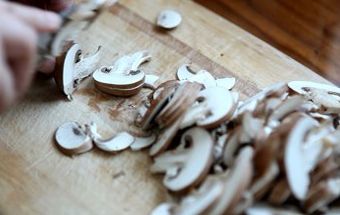 Ингредиенты необходимые для приготовления постной подливы из грибов
