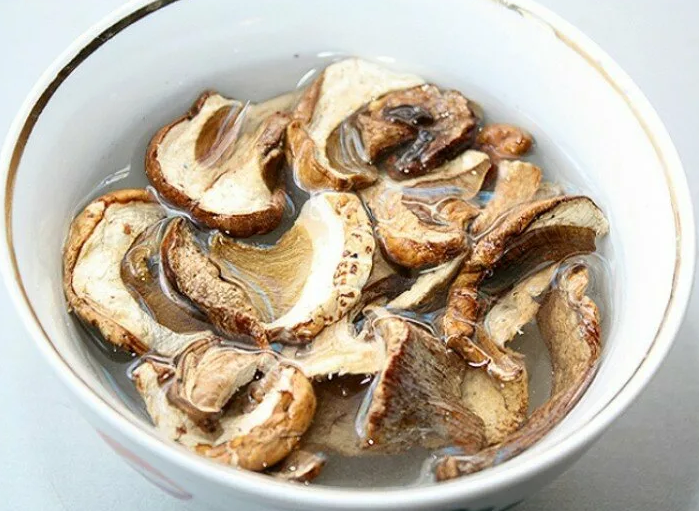 Какие ингредиенты нужны для приготовления грибной подливы из сушеных грибов